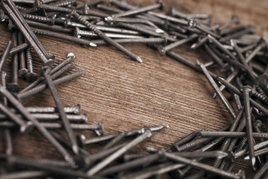 Ahşap arka plan üzerinde demir çivi