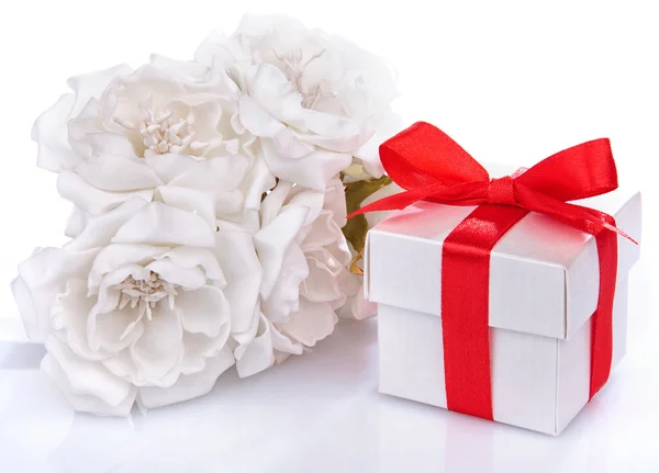 Белые цветы и подарочная коробка — стоковое фото