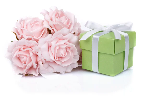 Pink flowers andgreen gift box — Stock Photo, Image