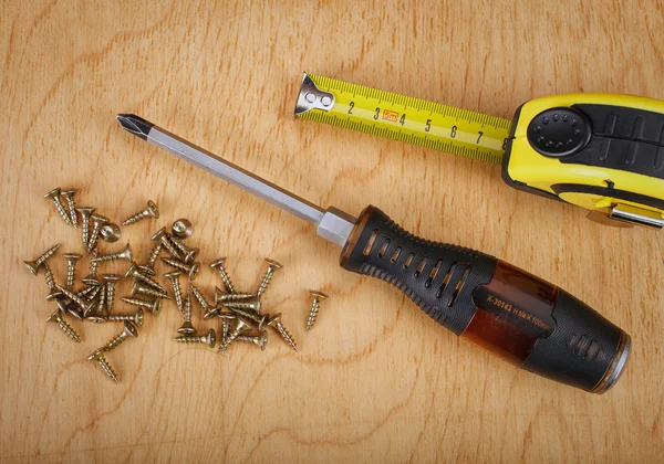 Screws and screwdriver — Stock Photo, Image