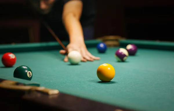 Homem jogando bilhar — Fotografia de Stock