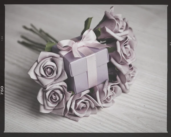 Fioletowe róże i pudełko — Zdjęcie stockowe