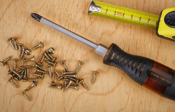 Screws and screwdriver — Stock Photo, Image