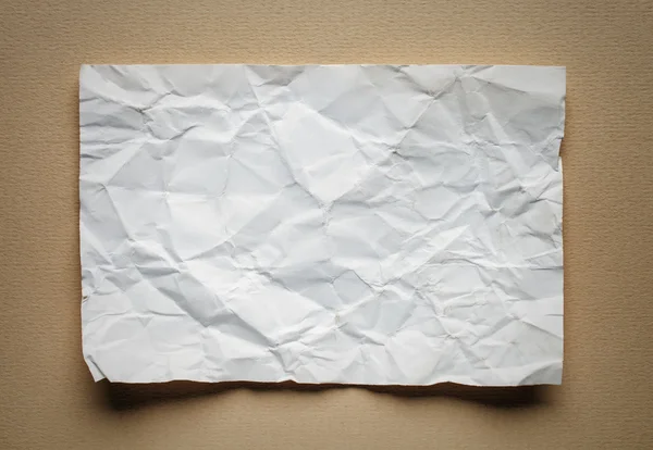 Τσαλακωμένο χαρτί λευκό κάρτα σε μπεζ φόντο, θέση για κείμενο — Φωτογραφία Αρχείου