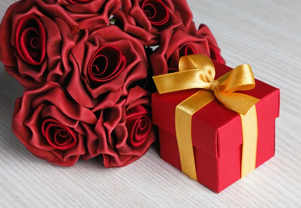 红色鲜花和礼品盒用黄色的丝带 — 图库照片