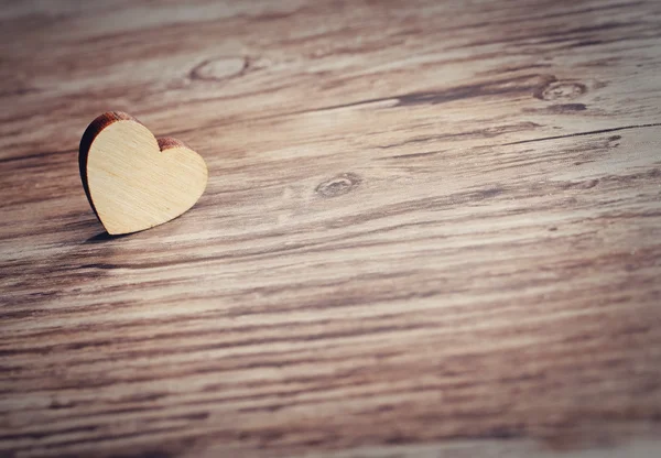 Καρδιά σε ξύλινο φόντο — Φωτογραφία Αρχείου