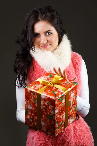 Bella ragazza con un regalo — Foto Stock