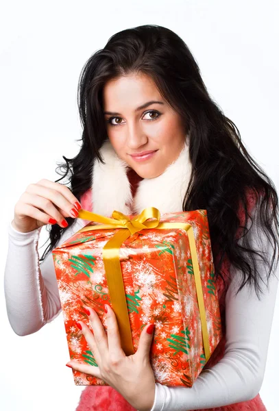 Hermosa chica con un regalo en un abrigo rosa sobre un fondo blanco —  Fotos de Stock