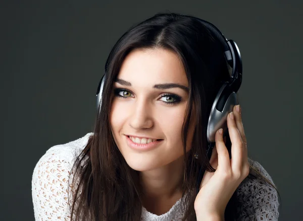 Menina bonita em fones de ouvido — Fotografia de Stock