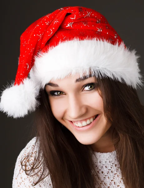Piękna dziewczyna w kapeluszu santa claus — Zdjęcie stockowe