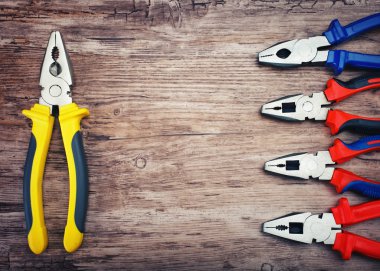 ahşap arka plan üzerinde pense