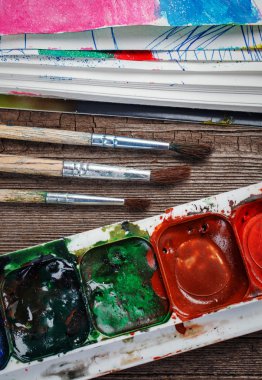 Boyalar ve fırçalar.