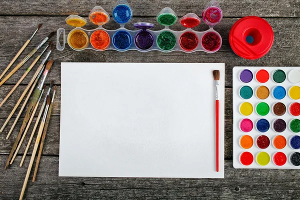 Pinturas de acuarela con pinceles y hoja de papel — Foto de Stock