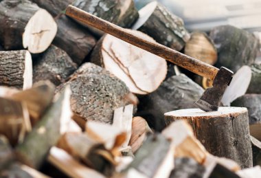 Bir kütük içinde sıkışmış balta