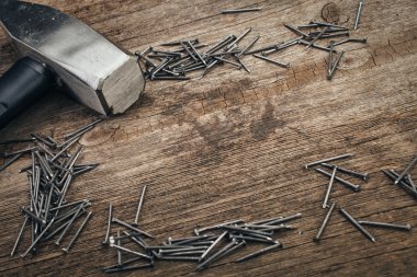 Çekiç ve çivi ahşap tahta üzerinde krom