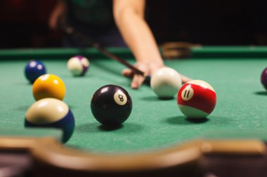 adam oyun Bilardo
