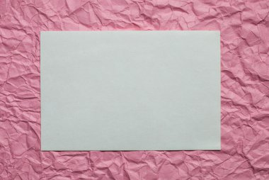 pembe bir arka plan üzerinde kağıt kartı