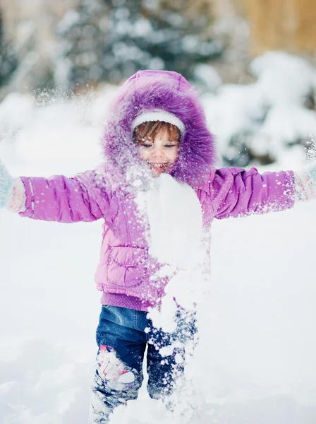 Vacker liten flicka i snö — Stockfoto