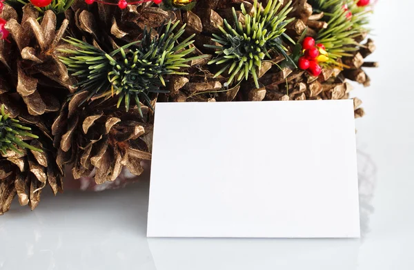 Зеленый рождественский венок с украшениями изолированы на белом фоне — стоковое фото