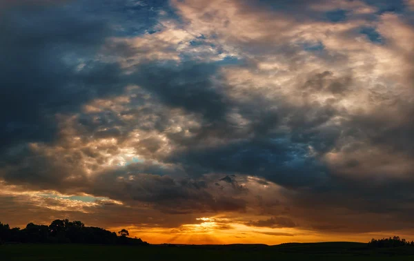 Nubes sobre el fondo de una puesta de sol — Foto de Stock