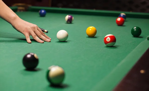 Homme jouant au billard — Photo