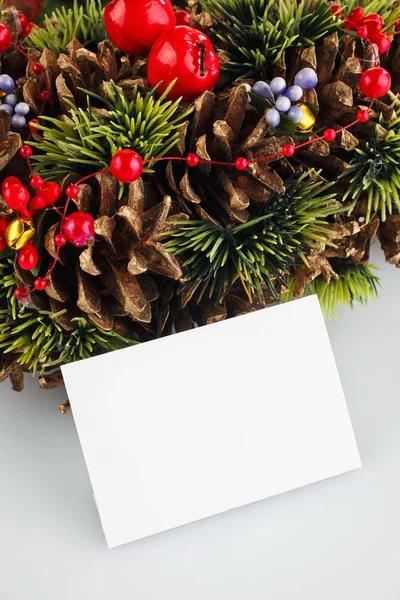 Zelené vánoční věnec s dekoracemi izolované na bílém pozadí — Stock fotografie