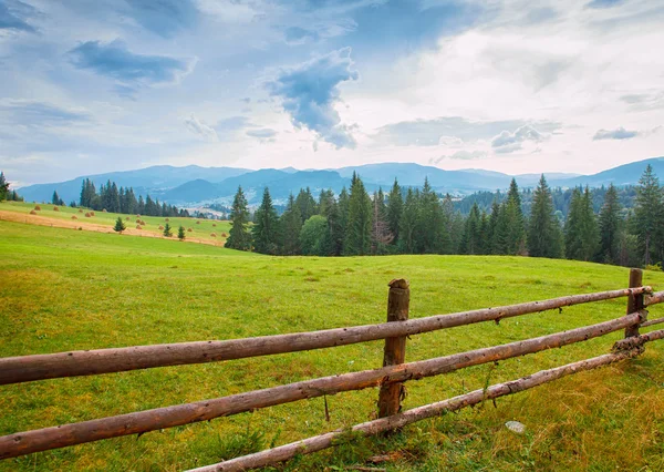 Cerca de madera montaña paisaje — Foto de Stock