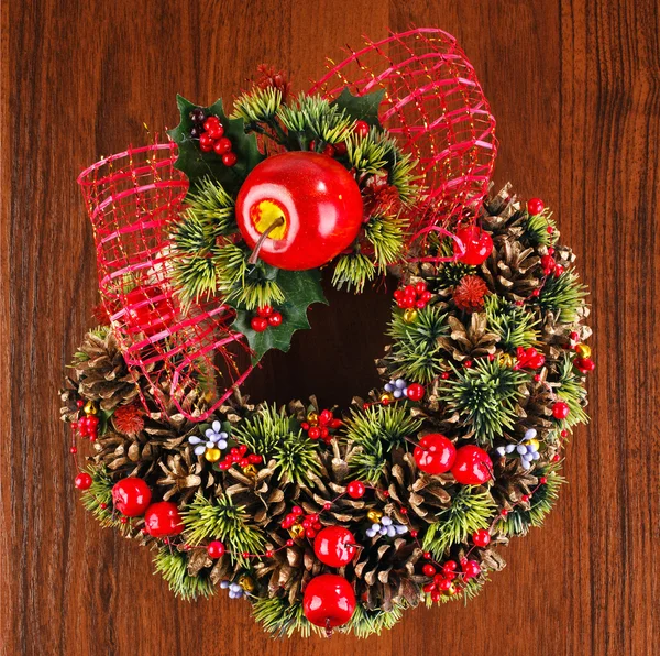 Christmas wreath with red and gold bauble decorations — Stock Photo, Image