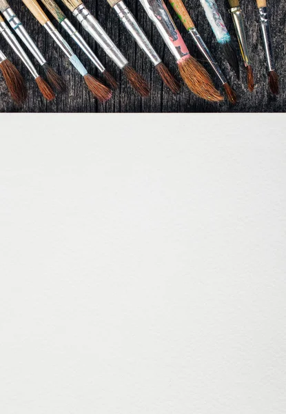 Pinsel zum Malen und leeres weißes Papierblatt — Stockfoto