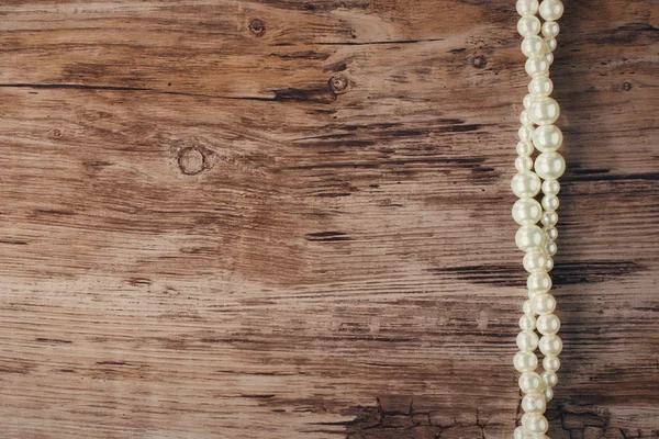 Perłowy naszyjnik na drewnianym tle — Zdjęcie stockowe