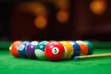 Yeşil bilardo masasında bilardo topları