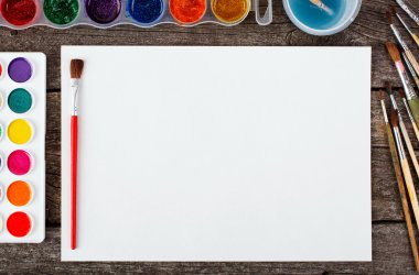 Suluboya boya, boyama ve boş beyaz kağıt için fırçalar kümesi