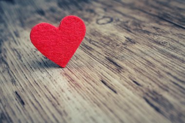 Ahşap arka planda kırmızı kalp