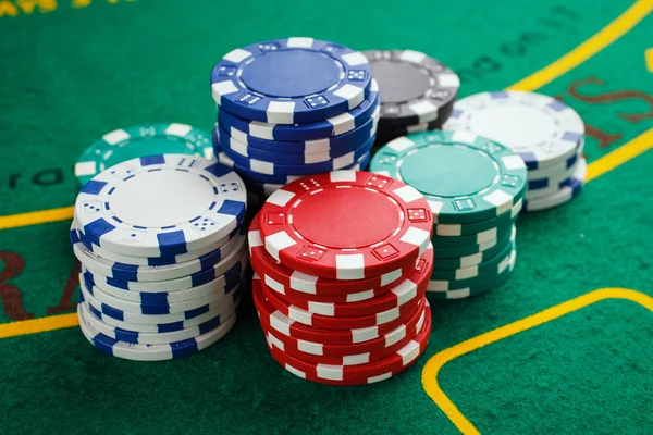 Pile chips per il gioco del poker — Foto Stock