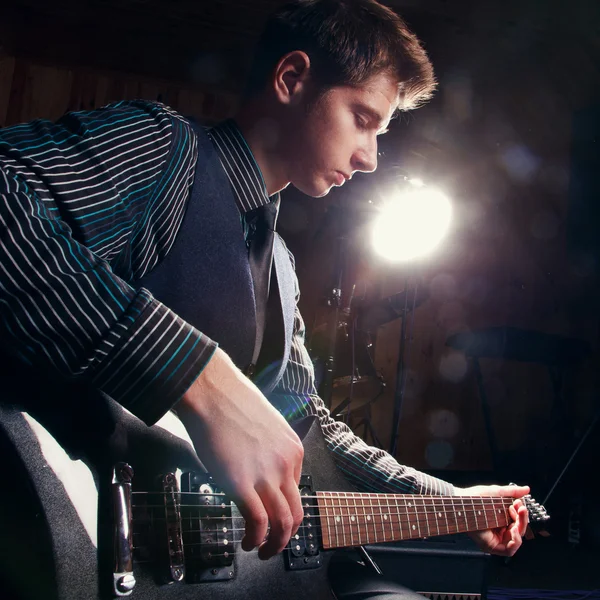 Rockstjärna med en gitarr — Stockfoto
