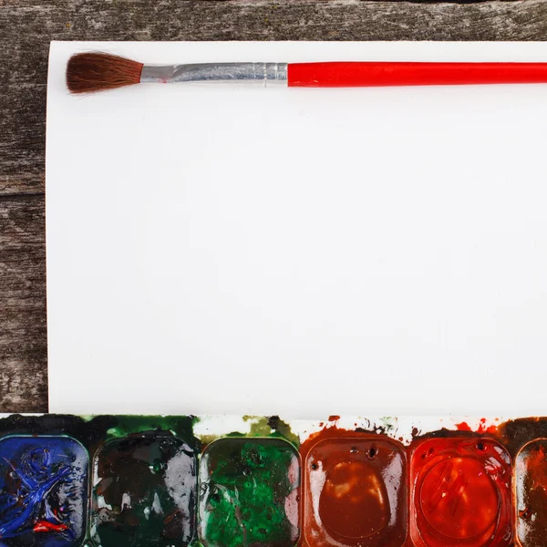 Farben für Malerei und Pinsel mit leerem weißen Papierblatt — Stockfoto