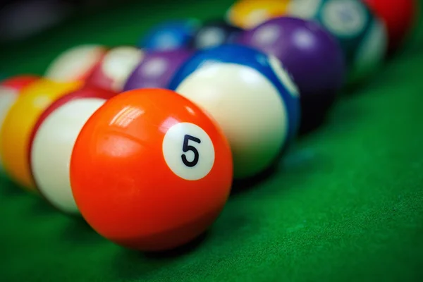 緑のプール テーブルのクローズ アップのビリヤード ボール — ストック写真