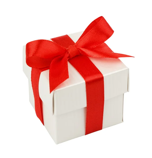 Caja de regalo blanca con cinta roja — Foto de Stock