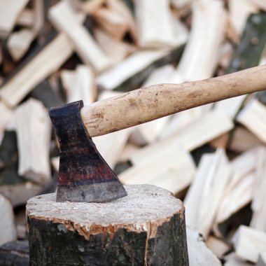 Bir kütük içinde sıkışmış balta