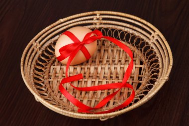 yumurta ile kırmızı şenlikli şerit