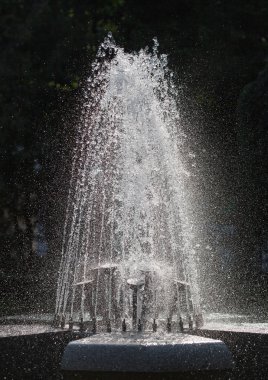 Su akıntısı yere sıçrıyor