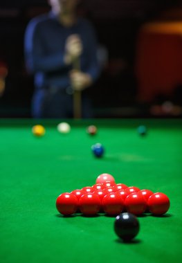 o başlangıç oyun bilardo topları tatili gibi genç adam onun atış hatları