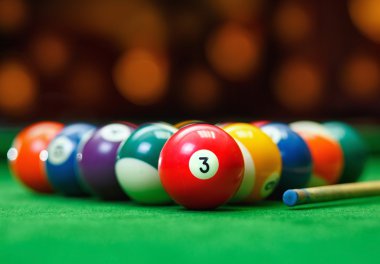Yeşil bilardo masasında bilardo topları