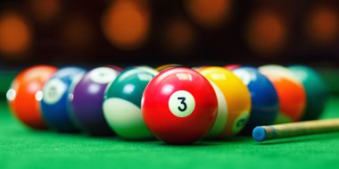 Yeşil bilardo masasında bilardo topları