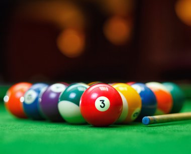 Yeşil bilardo masasında bilardo topları