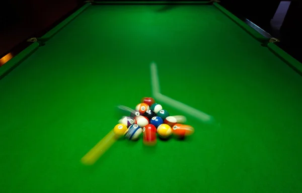 カラフルなボールがスピーディーな緑のビリヤード テーブル — ストック写真