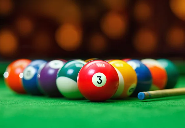 緑のプールテーブルのビリヤードボール — ストック写真