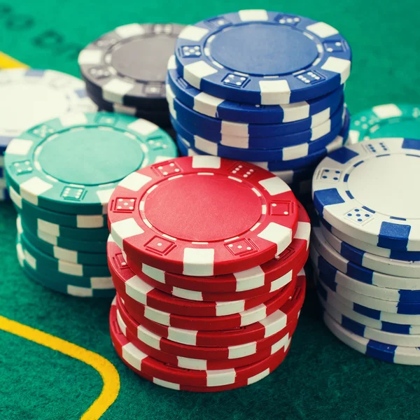 Pile chips per il gioco del poker — Foto Stock