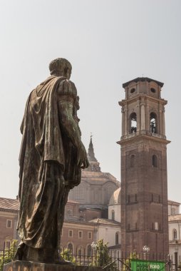 Yiğit heykel Porte Palatine yakınındaki. Turin