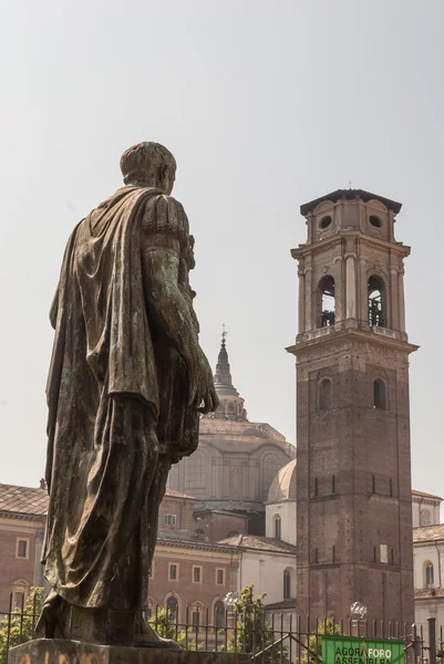 Yiğit heykel Porte Palatine yakınındaki. Turin